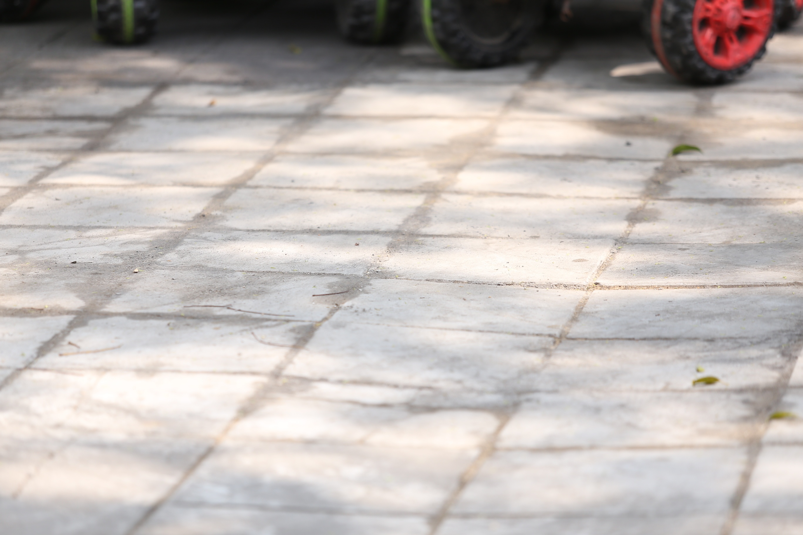 Những mảng gạch vỡ đ&atilde; được thay thế v&agrave; l&aacute;t gạch mới.