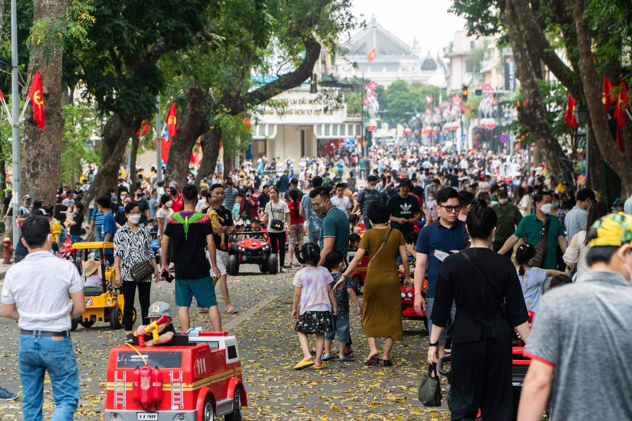 Tại phố đi bộ Hồ Gươm (quận Ho&agrave;n Kiếm) s&aacute;ng nay cũng trong t&igrave;nh trạng người như "n&ecirc;m"..