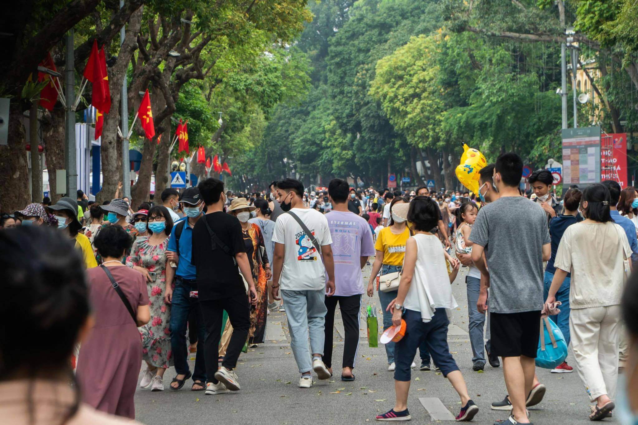 "Cảnh đ&ocirc;ng đ&uacute;c như thế n&agrave;y phải l&acirc;u lắm rồi mới thấy xuất hiện tại phố đi bộ Hồ Gươm. Thời tiết h&ocirc;m nay kh&ocirc;ng qu&aacute; nắng n&oacute;ng n&ecirc;n mấy gia đ&igrave;nh ch&uacute;ng t&ocirc;i rủ nhau xuống H&agrave; Nội chơi", anh Giang tr&uacute; tại tỉnh Bắc Giang cho biết.