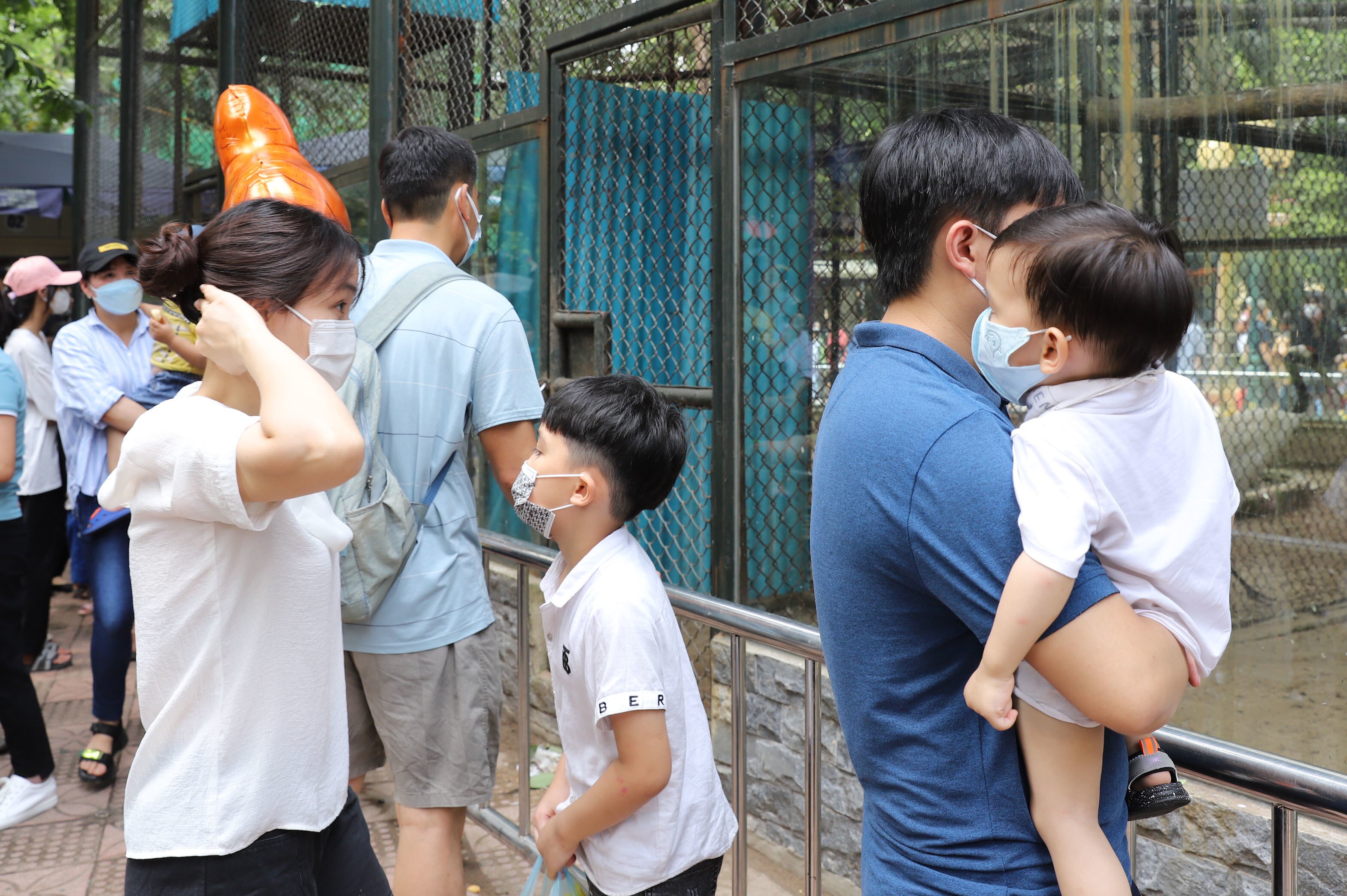 Tại c&aacute;c điểm c&oacute; những lo&agrave;i th&uacute; lu&ocirc;n thu h&uacute;t nhiều người lớn v&agrave; trẻ em.