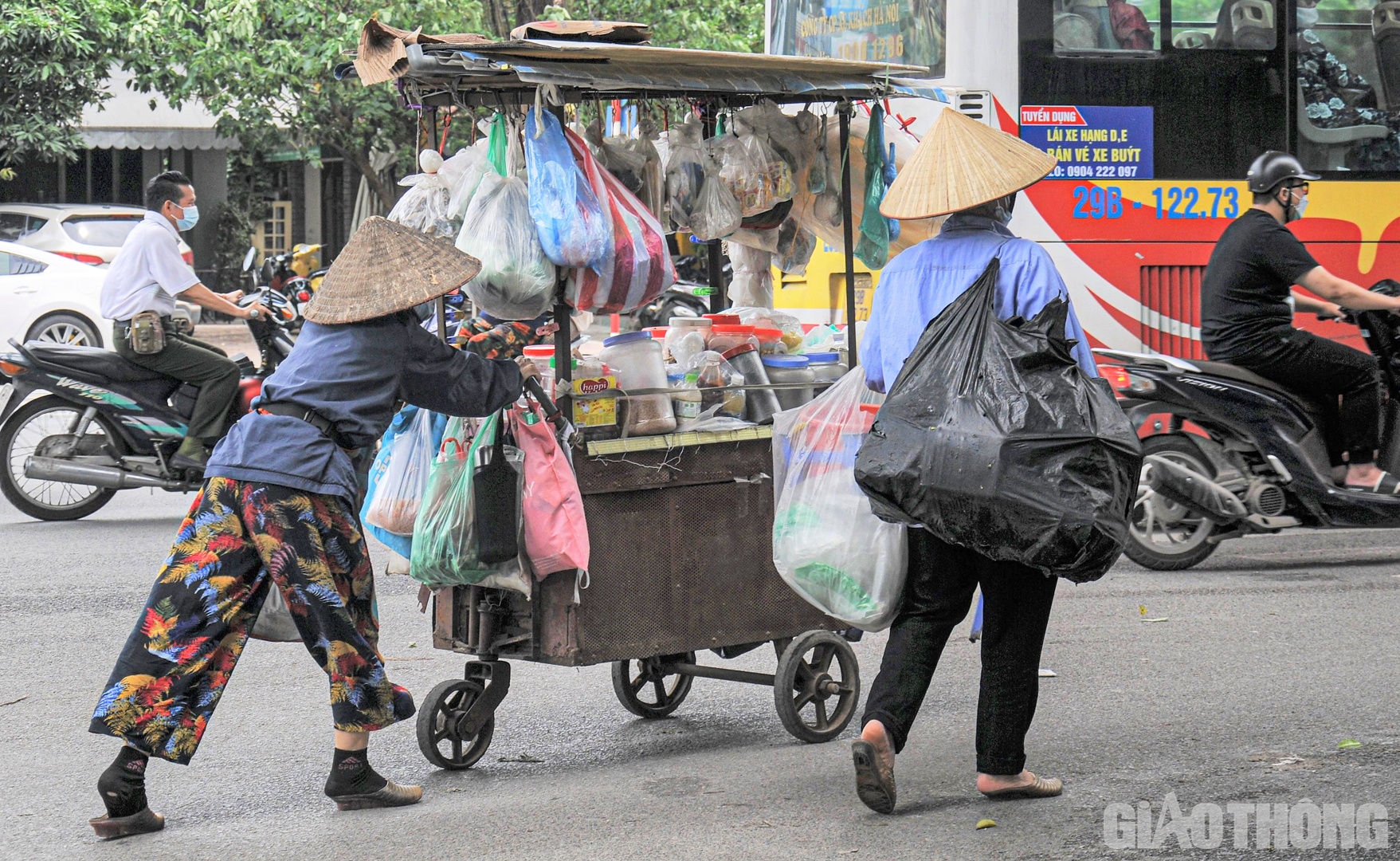 Ghi nhận của PV trong ng&agrave;y 1/5, người lao động đủ mọi ng&agrave;nh nghề, vẫn tiếp tục rong ruổi tr&ecirc;n đường phố Thủ đ&ocirc; với hi vọng kiếm th&ecirc;m thu nhập.
