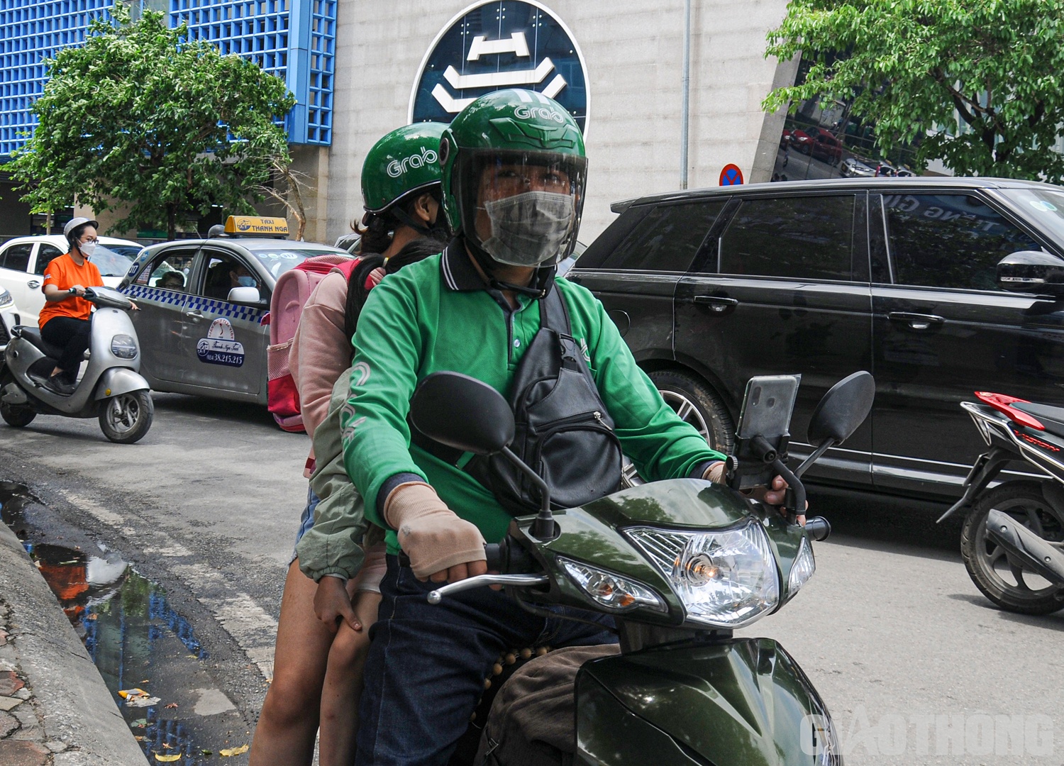 Đối với những người l&agrave;m nghề xe &ocirc;m c&ocirc;ng nghệ như anh H&ugrave;ng (quận T&acirc;y Hồ) cũng kh&ocirc;ng c&oacute; ng&agrave;y nghỉ. "Trước đ&acirc;y, t&ocirc;i từng l&agrave;m t&agrave;i xế taxi nhưng do ảnh hưởng của dịch đ&agrave;nh phải chuyển sang chạy Grab để trang trải cuộc sống", anh H&ugrave;ng n&oacute;i.