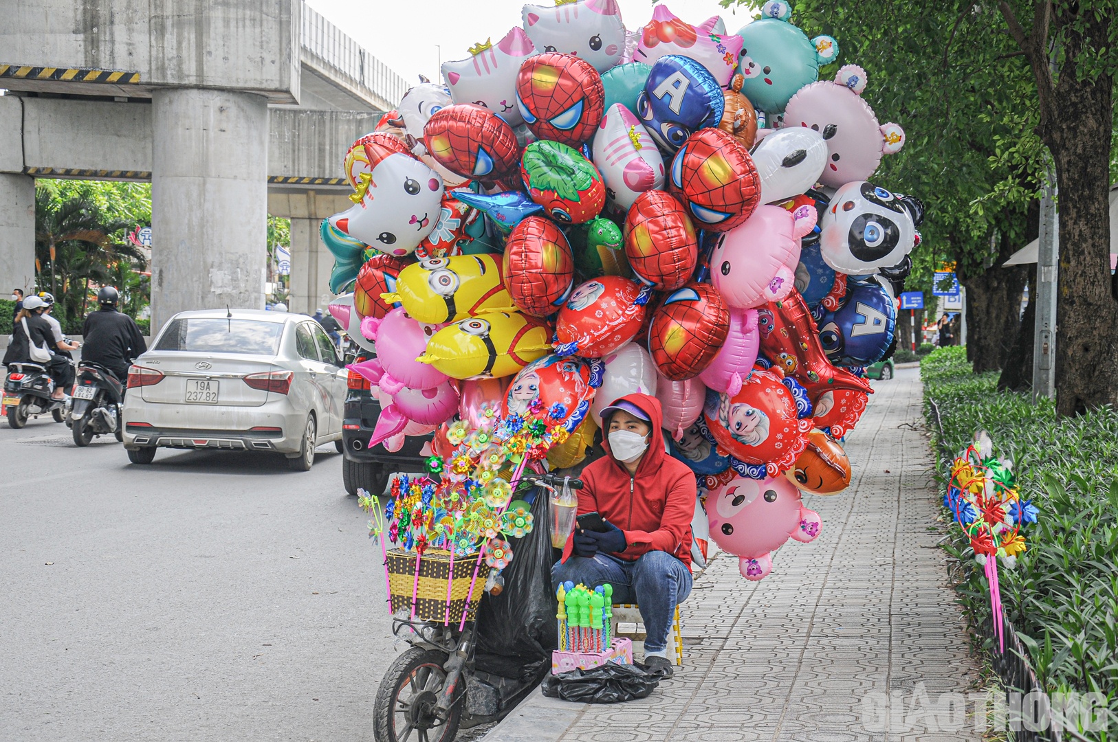 Người phụ nữ b&aacute;n b&oacute;ng bay ng&oacute;ng kh&aacute;ch gần khu vực Royal City.