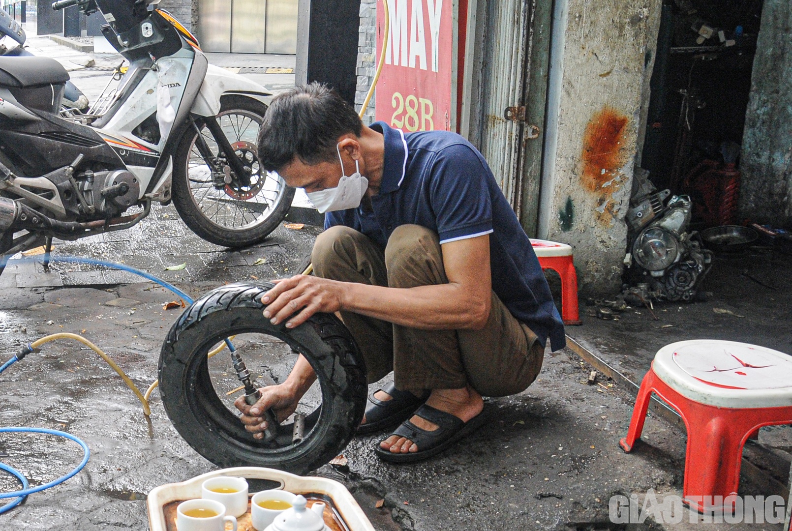 Theo anh Hương, c&ocirc;ng việc n&agrave;y đ&ograve;i hỏi nhiều sức lực, đồng thời người l&agrave;m nghề cũng phải c&oacute; kiến thức về kĩ thuật sửa chữa xe m&aacute;y v&agrave; sự cẩn thận.