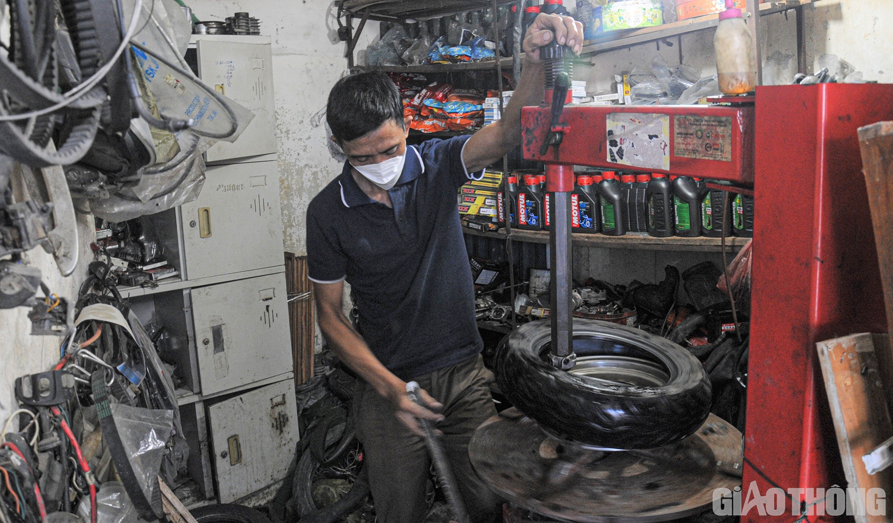 &ldquo;20 năm l&agrave;m nghề, gần như ng&agrave;y n&agrave;o t&ocirc;i cũng đi l&agrave;m kh&ocirc;ng kể lễ tết trừ khi h&ocirc;m n&agrave;o bận việc gia đ&igrave;nh hay sức khỏe kh&ocirc;ng cho ph&eacute;p mới nghỉ th&ocirc;i&rdquo; anh Hương chia sẻ.