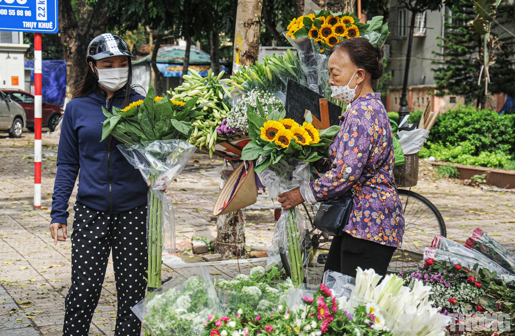 Ng&agrave;y nghỉ lễ h&ocirc;m nay cũng tr&ugrave;ng v&agrave;o ng&agrave;y đầu th&aacute;ng Tư &Acirc;m lịch n&ecirc;n kh&ocirc;ng kh&oacute; để gặp những người phụ nữ đang b&agrave;y b&aacute;n đủ c&aacute;c loại hoa tr&ecirc;n vỉa h&egrave;.