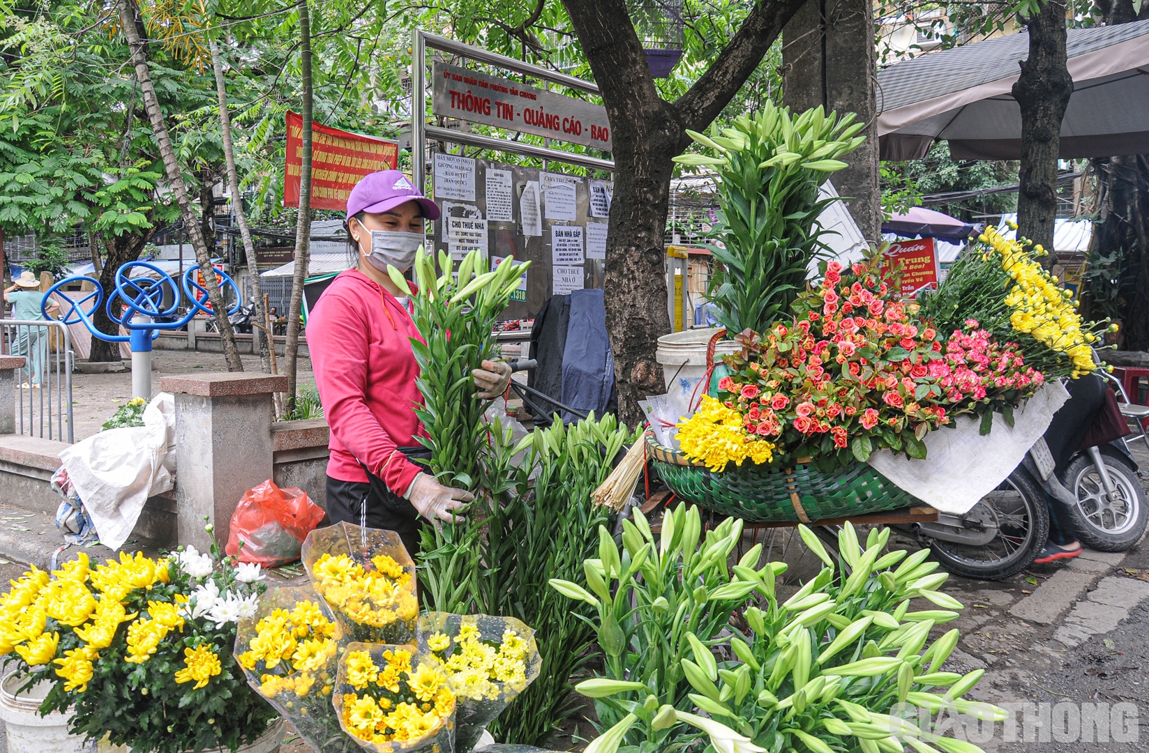 Như mọi ng&agrave;y, chị Nguyễn Thị Hu&ecirc; (Đan Phượng) vẫn bận rộn chuẩn bị hoa tươi để chuẩn bị cho kh&aacute;ch.