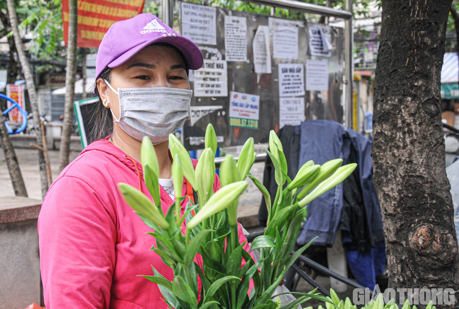 "Kh&aacute;ch của t&ocirc;i thường mua hoa theo m&ugrave;a như c&uacute;c, hồng, ly, loa k&egrave;n... C&ograve;n ng&agrave;y rằm, m&ugrave;ng 1, c&aacute;c loại hoa trang tr&iacute; ban thờ b&aacute;n chạy hơn cả", chị Hu&ecirc; cho hay.