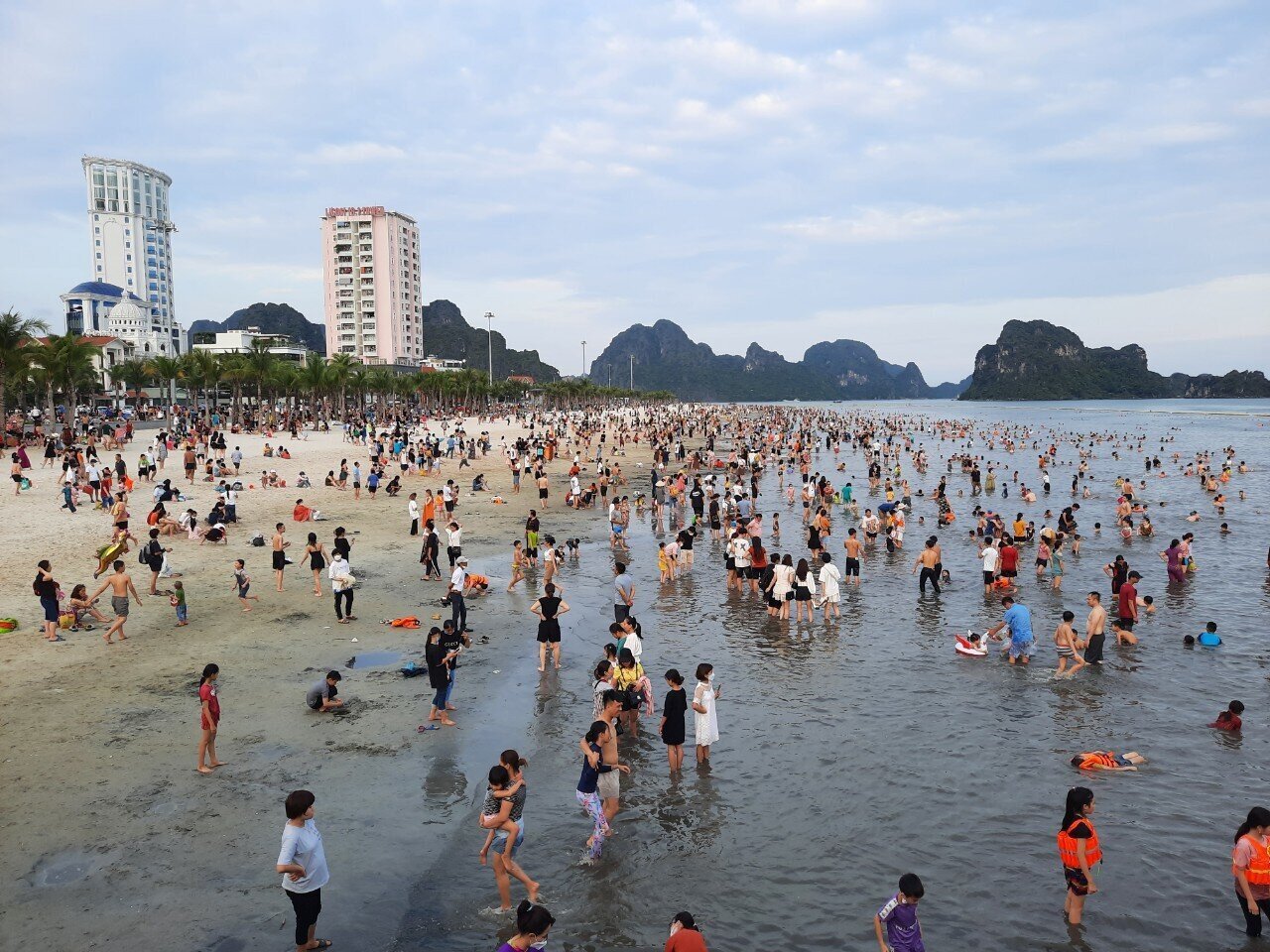 Do tổ chức được nhiều sự kiện đặc sắc, hấp dẫn, dịp nghỉ lễ 30/4 và 1/5, khách du lịch đã ùn ùn đổ về Quảng Ninh.