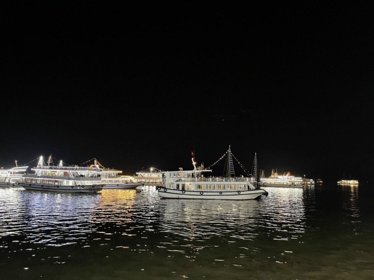 Các tàu du lịch đưa khách thăm quan vịnh Hạ Long đêm hoạt động hết công suất ngày nghỉ lễ