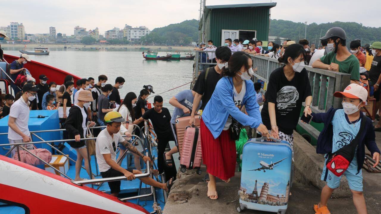 Một lãnh đạo Sở Du lịch tỉnh Quảng Ninh, cho biết: Với nhiều địa điểm du lịch độc đáo, hấp dẫn, sau thời gian dài phải tạm dừng do dịch Covid-19, năm nay, tỉnh Quảng Ninh đã chủ động triển khai các biện pháp phát triển du lịch trong trạng thái an toàn mới.