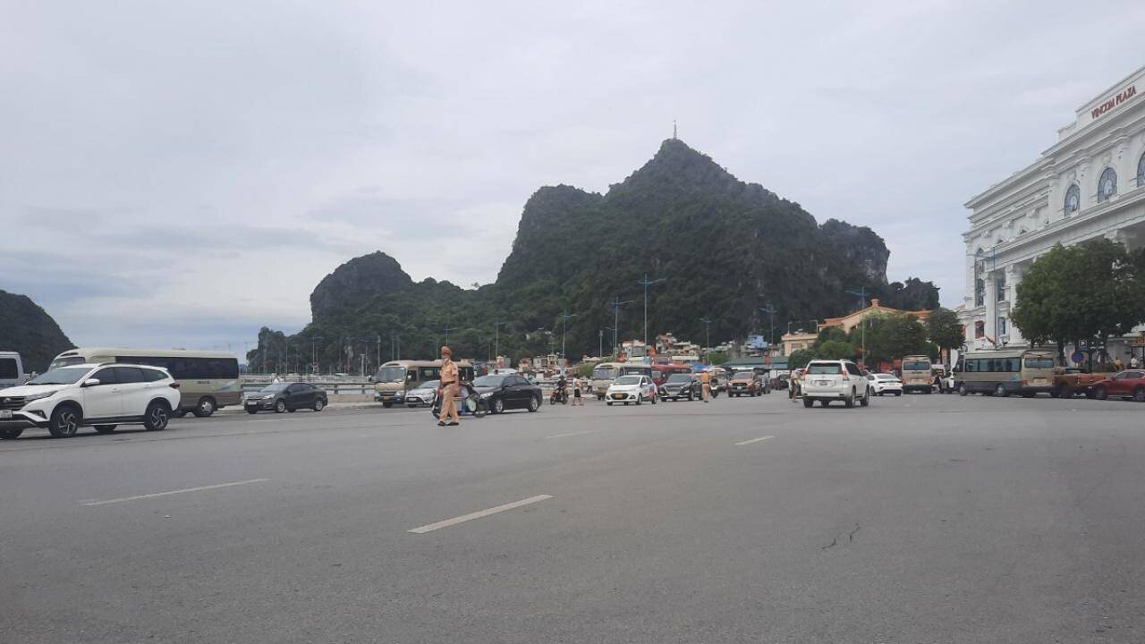 Để kéo dài thời gian lưu trú, tỉnh đã tính đến các phương án mở rộng không gian du lịch, phát triển các “vệ tinh” du lịch xung quanh trung tâm TP Hạ Long như: Uông Bí, Cẩm Phả, Bình Liêu… thông qua các hoạt động du lịch trải nghiệm, du lịch tâm linh… Ảnh: Lực lượng CSGT điều tiết, phân luồng không để xảy ra ách tắc giao thông trên tuyến đường bao biển Hạ Long.