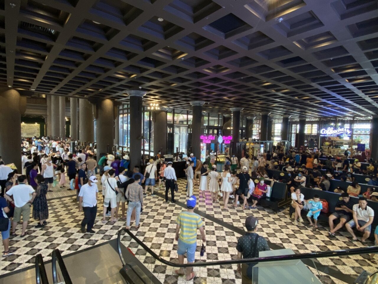 Đông nghịt du khách chờ lên tàu thăm vịnh Hạ Long trong ngày đầu nghỉ lễ