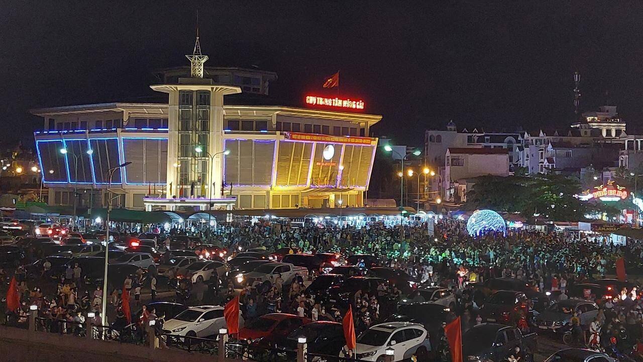 Theo thông tin từ Sở Du lịch tỉnh Quảng Ninh, lượng khách đến tham quan, trải nghiệm tại các khu, điểm du lịch, cơ sở dịch vụ trên địa bàn tỉnh Quảng Ninh trong ngày 30/4 ước đạt gần 100.000 lượt khách. Ảnh: Phố đi bộ ở TP Móng Cái ken kín người trong tối 30/4.