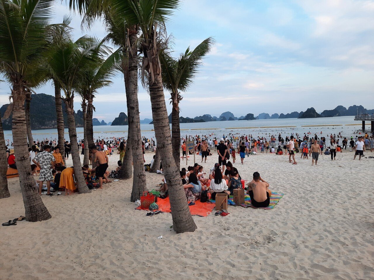 Chỉ trong ngày 30/4, khách thăm vịnh Hạ Long đạt 24.383 lượt; Bảo tàng tỉnh đạt trên 4.000 lượt; Yên Tử trên 3.500 lượt; chùa Ba Vàng 10.000 lượt; đền Cửa Ông: 1.487 lượt; khu vui chơi Sun World Halong Complex đạt trên 20.000 lượt…