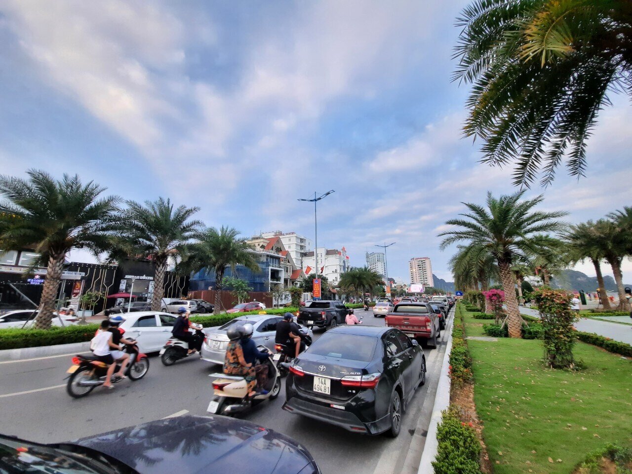 Đã lâu lắm rồi tuyến đường bao biển Hạ Long mới đông người, phương tiện trở nên ùn ứ như dịp này.