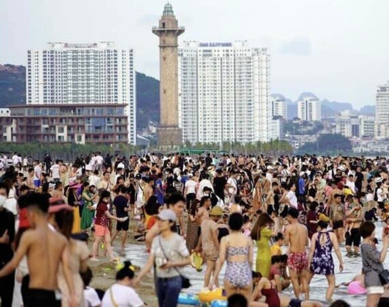 Ghi nhận của PV Báo Giao thông, chiều 30/4 và sáng 1/5, các bãi tắm trên địa bàn TP Hạ Long đã “thất thủ” do lượng khách đến tắm quá đông.