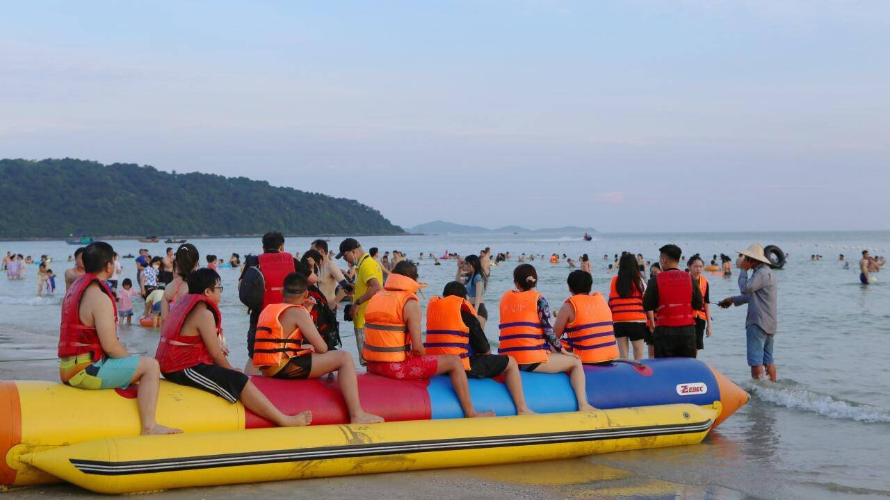 Anh Tuấn, chủ một nhà hàng ăn, uống ở ven đường bao biển Hạ Long nhận xét: Tôi kinh doanh ở đây từ gần chục năm nay, nhưng dịp này là đông khách nhất. Tuy nhiên, chúng tôi vẫn không tăng giá “đột biến” mà tuân thủ các quy định về niêm yết giá, đảm bảo vệ sinh an toàn thực phẩm…