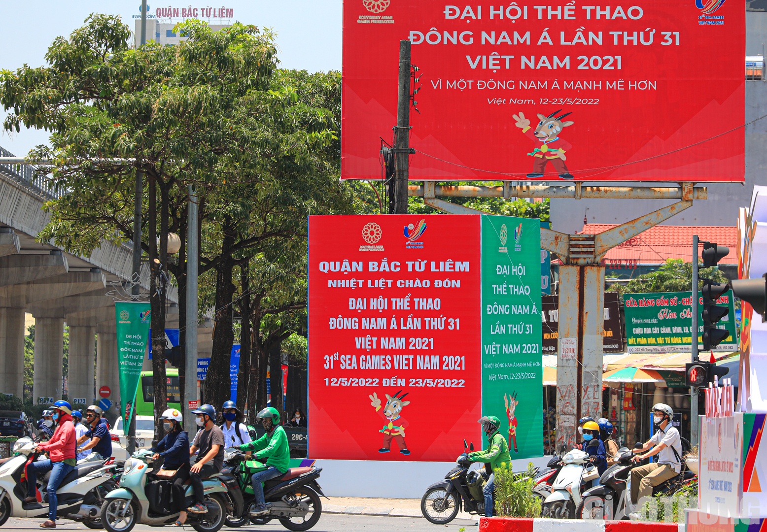 Trước thềm SEA Games 31, nhiều tuyến phố của H&agrave; Nội đ&atilde; được trang ho&agrave;ng bởi băng r&ocirc;n, pano, &aacute;p ph&iacute;ch đa dạng về k&iacute;ch thước, m&agrave;u sắc bắt mắt.