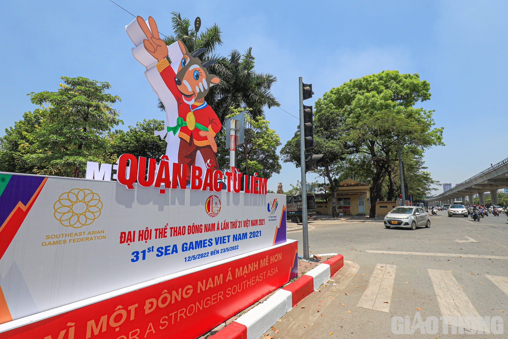 Cụm m&ocirc; h&igrave;nh tuy&ecirc;n truyền, cổ động cho SEA Games được đặt tr&ecirc;n đường Hồ T&ugrave;ng Mậu.