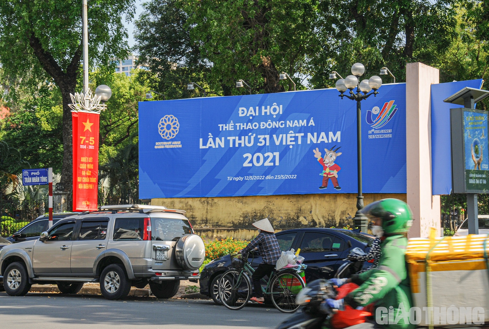 Tấm biển lớn được đặt gần C&ocirc;ng vi&ecirc;n Thống Nhất, người đi đường c&oacute; thể thấy được r&otilde; từ ph&iacute;a hồ Thiền Quang.