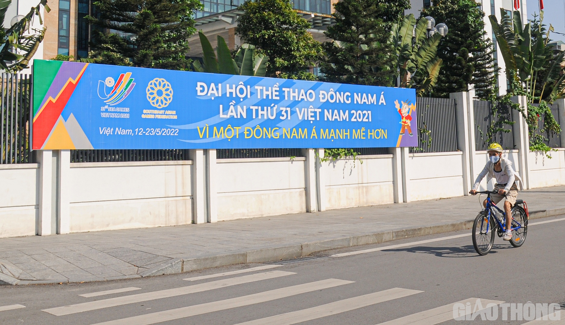 Ph&iacute;a trước trụ sở HĐND - UBND quận Đống Đa (H&agrave; Nội) cũng được trang tr&iacute; ch&agrave;o mừng SEA Games 31.