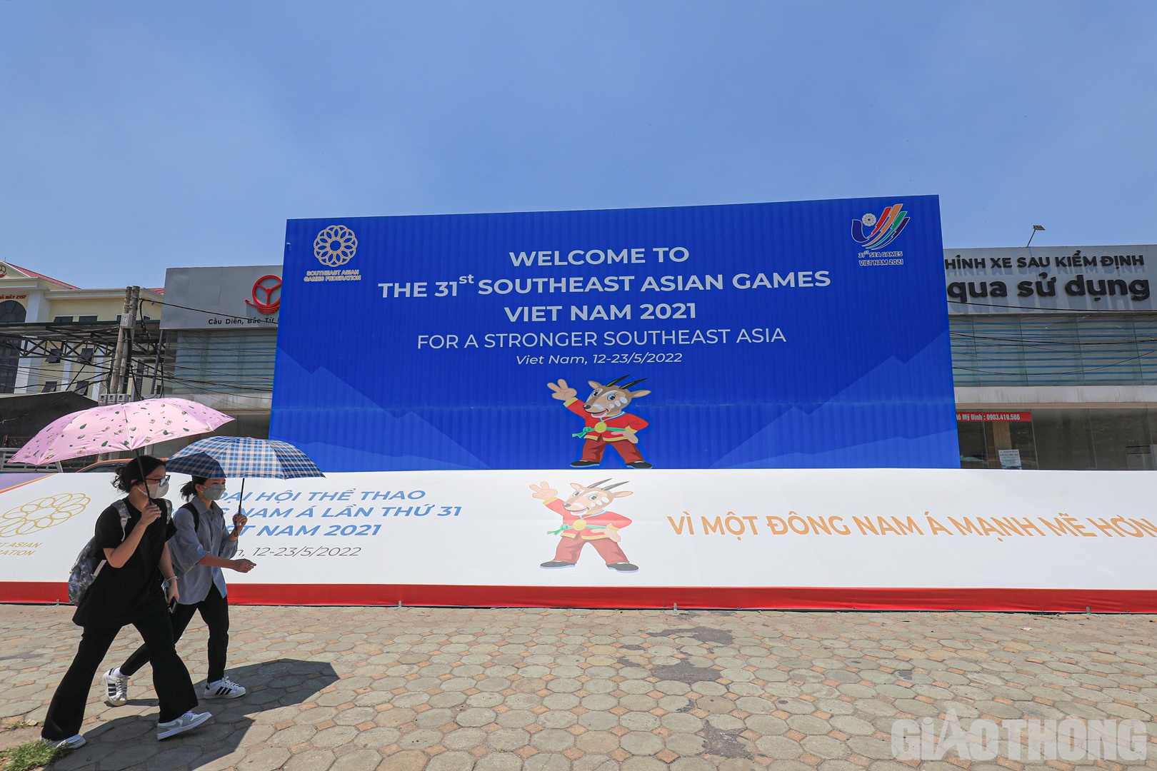 Th&ocirc;ng tin, khẩu hiệu ch&agrave;o mừng Đại hội Thể thao lớn nhất khu vực Đ&ocirc;ng Nam &Aacute; được bố tr&iacute; dọc vỉa h&egrave; đường Cầu Diễn. C&aacute;ch đ&oacute; kh&ocirc;ng xa l&agrave; nh&agrave; thi đấu quận Bắc Từ Li&ecirc;m, địa điểm tranh t&agrave;i của m&ocirc;n Pencak Silat, diễn ra từ 10/5 đến 16/5.