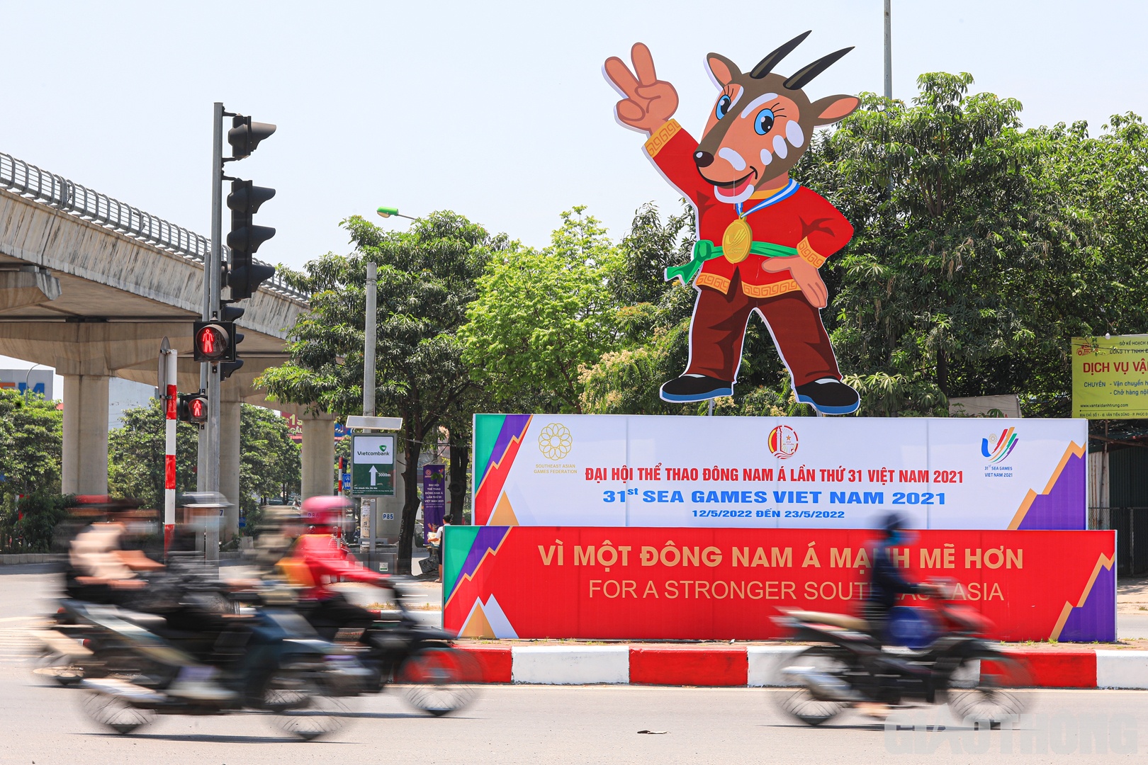 Sao la - linh vật của kỳ SEA Games lần n&agrave;y xuất hiện tr&ecirc;n nhiều tuyến đường.