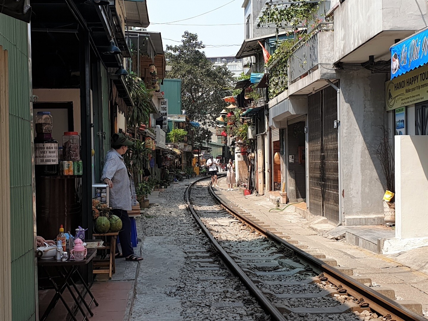 Một người d&acirc;n khu vực n&agrave;y cho biết, những ng&agrave;y nghỉ lễ 30/4 vừa qua, kh&aacute;ch rất đ&ocirc;ng, nhưng vẫn kh&ocirc;ng đ&ocirc;ng bằng thời điểm 2019. 
Sau đ&oacute;, lo ngại xảy ra tai nạn t&agrave;u đ&acirc;m, ch&iacute;nh quyền địa phương đ&atilde; ngăn lại, kh&ocirc;ng cho kh&aacute;ch du lịch v&agrave;o trong khu vực n&agrave;y