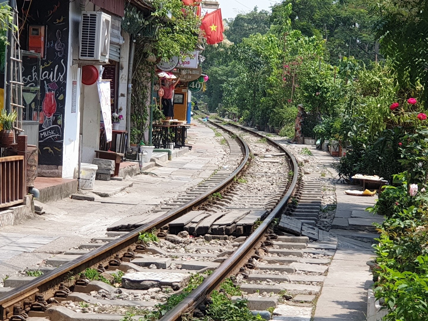 Đoạn phố n&agrave;y tuy ngắn nhưng lại nằm tr&ecirc;n đường cong, cả 2 ph&iacute;a nam v&agrave; bắc đều khuất tầm nh&igrave;n. Hơn nữa, t&agrave;u từ tr&ecirc;n cầu Long Bi&ecirc;n (ph&iacute;a Bắc) về, nếu cả l&aacute;i t&agrave;u v&agrave; du kh&aacute;ch kh&ocirc;ng quan s&aacute;t được, rất dễ xảy ra tai nạn.