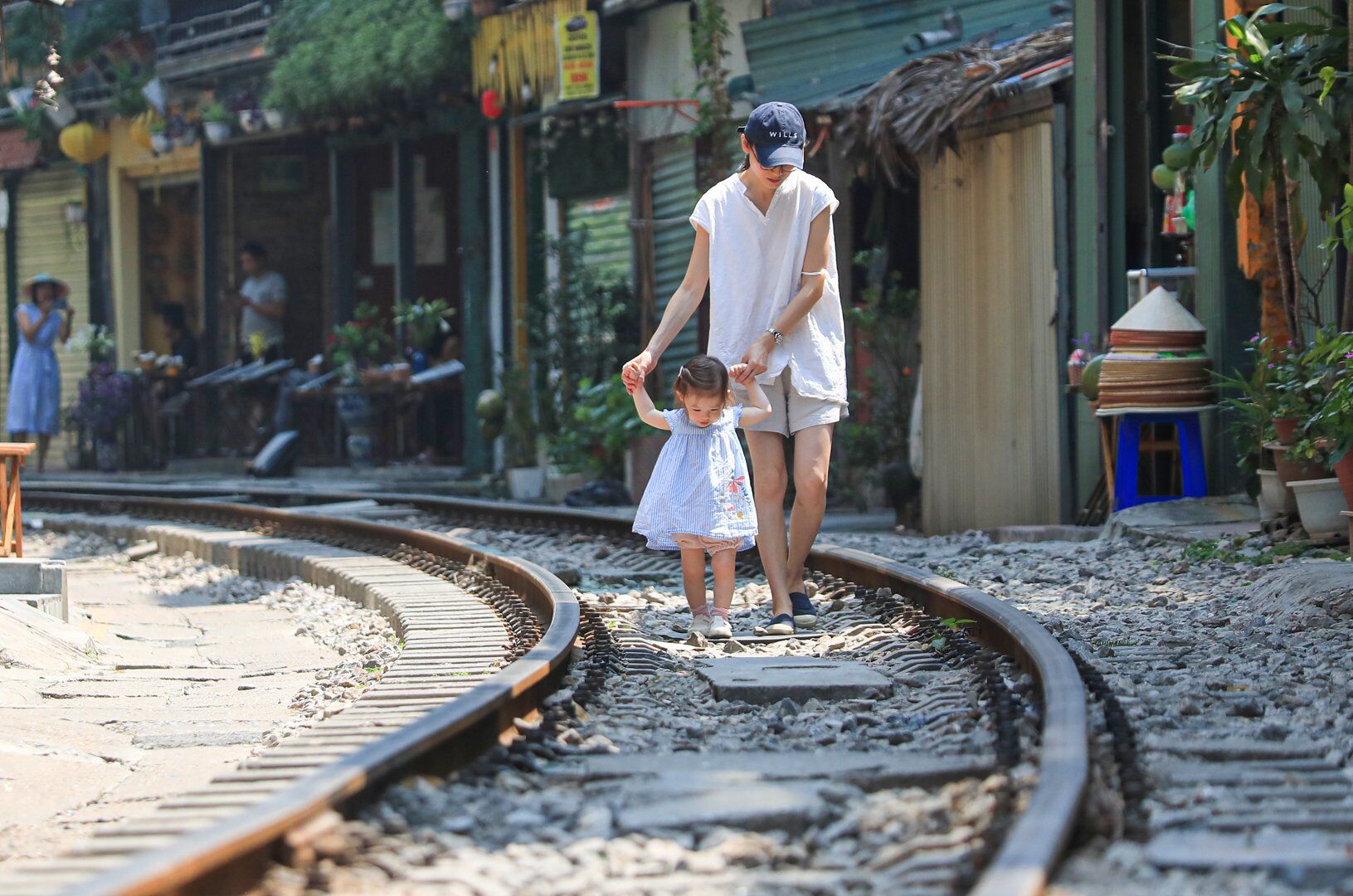 Một chủ qu&aacute;n tr&agrave; đ&aacute; vỉa h&egrave; ở Ph&ugrave;ng Hưng cho hay, v&agrave;o ban ng&agrave;y c&aacute;c ng&agrave;y đi l&agrave;m, kh&ocirc;ng c&oacute; t&agrave;u chạy qua n&ecirc;n khu vực n&agrave;y rất vắng kh&aacute;ch, chỉ l&aacute;c đ&aacute;c v&agrave;i kh&aacute;ch nước ngo&agrave;i. Kh&ocirc;ng c&oacute; t&agrave;u n&ecirc;n kh&aacute;ch tha hồ đi lại, kh&ocirc;ng lo mất an to&agrave;n. Nhưng v&agrave;o buổi tối, ng&agrave;y cuối tuần hay dịp lễ c&oacute; t&agrave;u qua, kh&aacute;ch đ&ocirc;ng. Khi đ&oacute; rất nguy hiểm, nhiều kh&aacute;ch mải m&ecirc; chụp ảnh, nằm vắt người sang hai b&ecirc;n đường t&agrave;u, t&agrave;u sắp đến nơi vẫn kh&ocirc;ng dậy.