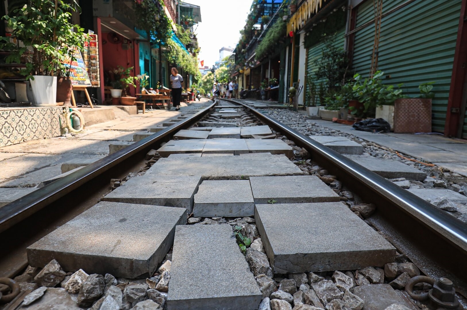 Việc b&aacute;n h&agrave;ng qu&aacute;n, người đi lại đ&ocirc;ng đ&uacute;c tr&ecirc;n đường sắt c&agrave;ng tiềm ẩn nguy cơ tai nạn. Vị n&agrave;y cho biết, s&aacute;ng 30/4 vừa qua, đo&agrave;n t&agrave;u LP3 xuất ph&aacute;t ga H&agrave; Nội đi Hải Ph&ograve;ng khi đến khu vực đ&atilde; phải dừng lại do qu&aacute; đ&ocirc;ng kh&aacute;ch đứng chụp ảnh, nguy cơ t&agrave;u va quệt. Hơn nữa, c&aacute;c h&agrave;ng qu&aacute;n tự &yacute; k&ecirc; l&oacute;t c&aacute;c vật liệu l&agrave;m lối đi qua đường t&agrave;u, khi t&agrave;u qua dễ xảy ra trật b&aacute;nh nếu b&aacute;nh t&agrave;u va phải. Ảnh: c&aacute;c tấm đan để trong l&ograve;ng đường sắt, nguy cơ mất an to&agrave;n chạy t&agrave;u cao