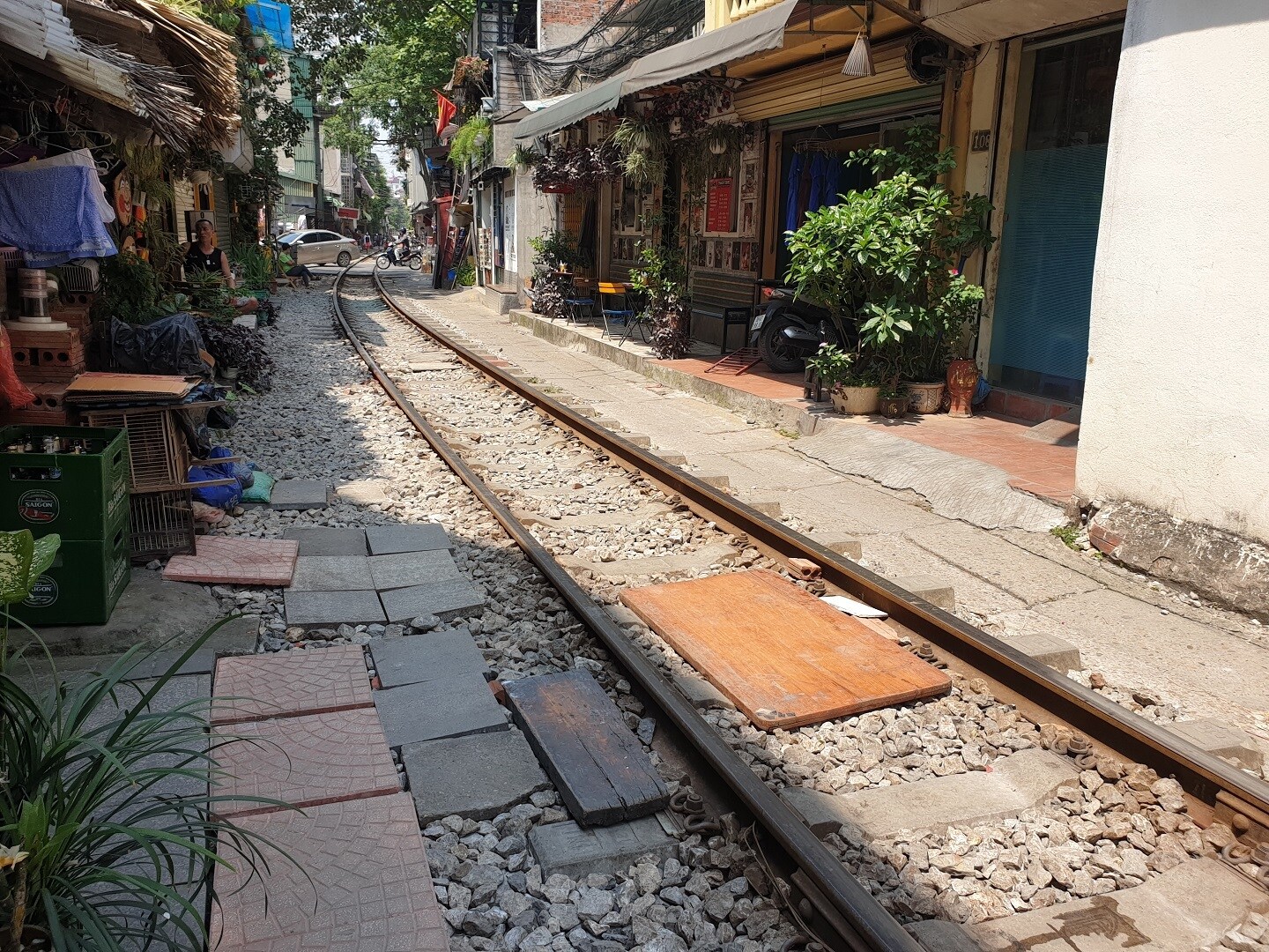 Cũng theo c&aacute;n bộ đường sắt n&agrave;y, dịp 30/4 vừa qua, nh&acirc;n vi&ecirc;n đường sắt đ&atilde; phải đi nhắc nhở c&aacute;c h&agrave;ng qu&aacute;n để gọn b&agrave;n ghế, lưu &yacute; du kh&aacute;ch. Cảnh s&aacute;t giao th&ocirc;ng đường sắt cũng v&agrave;o cuộc, nhắc nhở du kh&aacute;ch nhưng kh&ocirc;ng xuể.
Ảnh: Ngo&agrave;i k&ecirc; l&oacute;t l&agrave;m lối đi qua đường sắt, nhiều điểm c&ograve;n để vật dụng lấn chiếm h&agrave;nh lang.