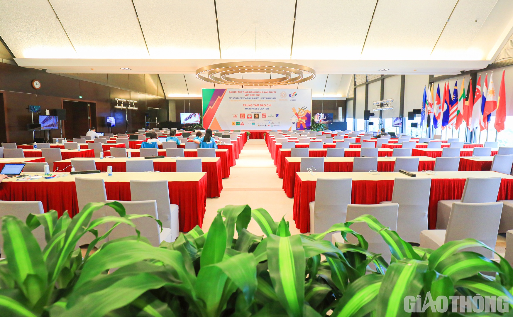 Trung t&acirc;m Báo chí SEA Games 31 (MPC) nằm tại t&acirc;̀ng 3 Trung t&acirc;m H&ocirc;̣i nghị Qu&ocirc;́c gia (qu&acirc;̣n Nam Từ Li&ecirc;m, Hà N&ocirc;̣i) có di&ecirc;̣n tích sàn g&acirc;̀n 600 m2 với đ&acirc;̀y đủ các phòng chức năng nhằm đáp ứng nhu c&acirc;̀u tác nghi&ecirc;̣p, sản xu&acirc;́t tin bài của phóng vi&ecirc;n trong nước và qu&ocirc;́c t&ecirc;́.