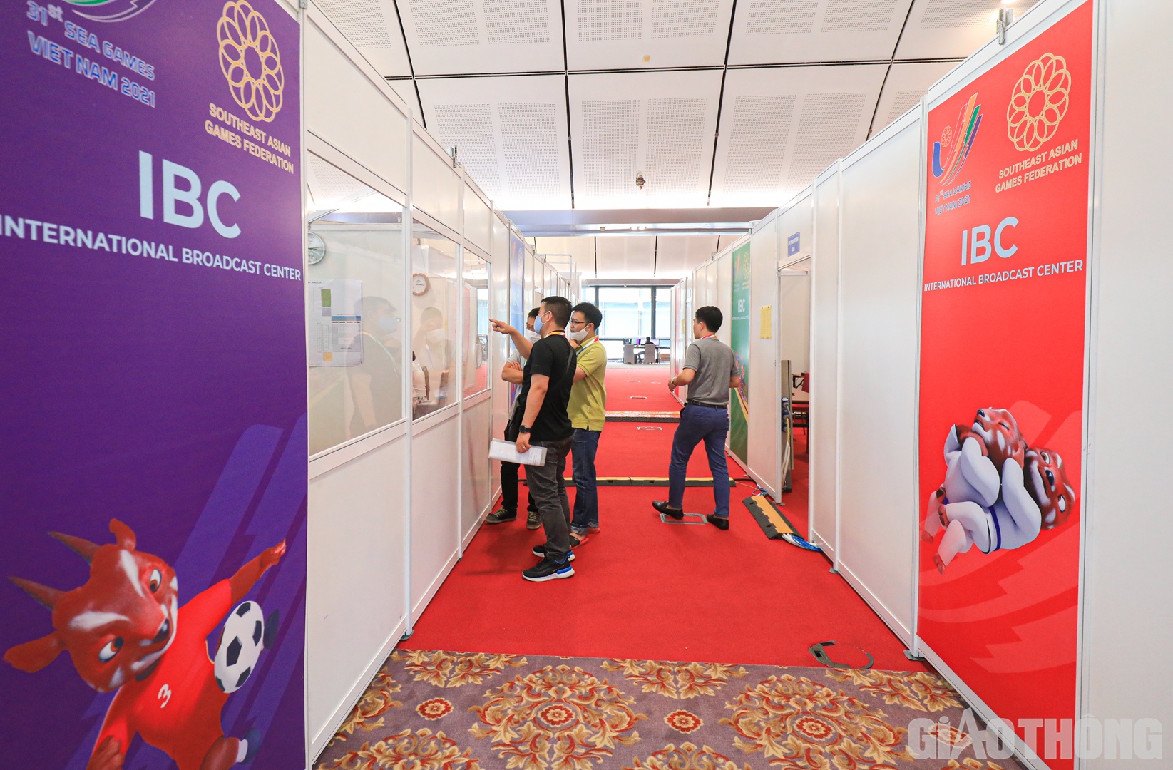 Nằm đ&ocirc;́i di&ecirc;̣n Trung t&acirc;m báo chí là Trung t&acirc;m truy&ecirc;̀n hình qu&ocirc;́c t&ecirc;́ (IBC) có di&ecirc;̣n tích r&ocirc;̣ng hơn 3.000 m2.