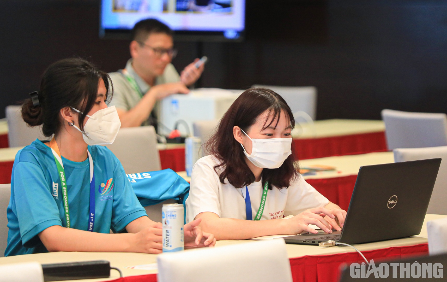 C&aacute;c t&igrave;nh nguyện vi&ecirc;n t&uacute;c trực nhằm hỗ trợ c&aacute;c ph&oacute;ng vi&ecirc;n khi t&aacute;c nghiệp hoặc một số c&ocirc;ng việc cần thiết.