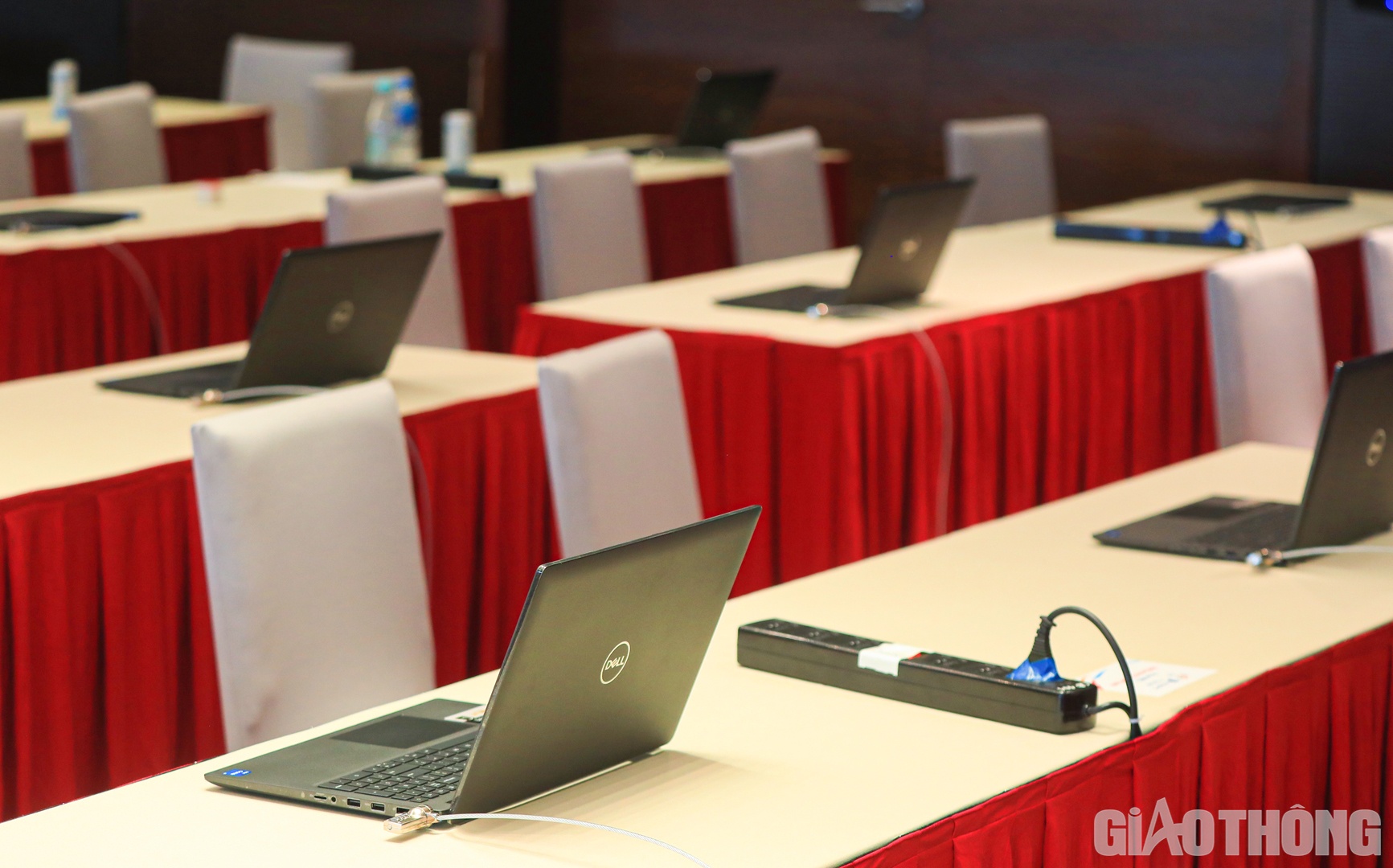 Ban T&ocirc;̉ chức cũng đã b&ocirc;́ trí 40 chi&ecirc;́c máy tính xách tay c&acirc;́u hình cao.