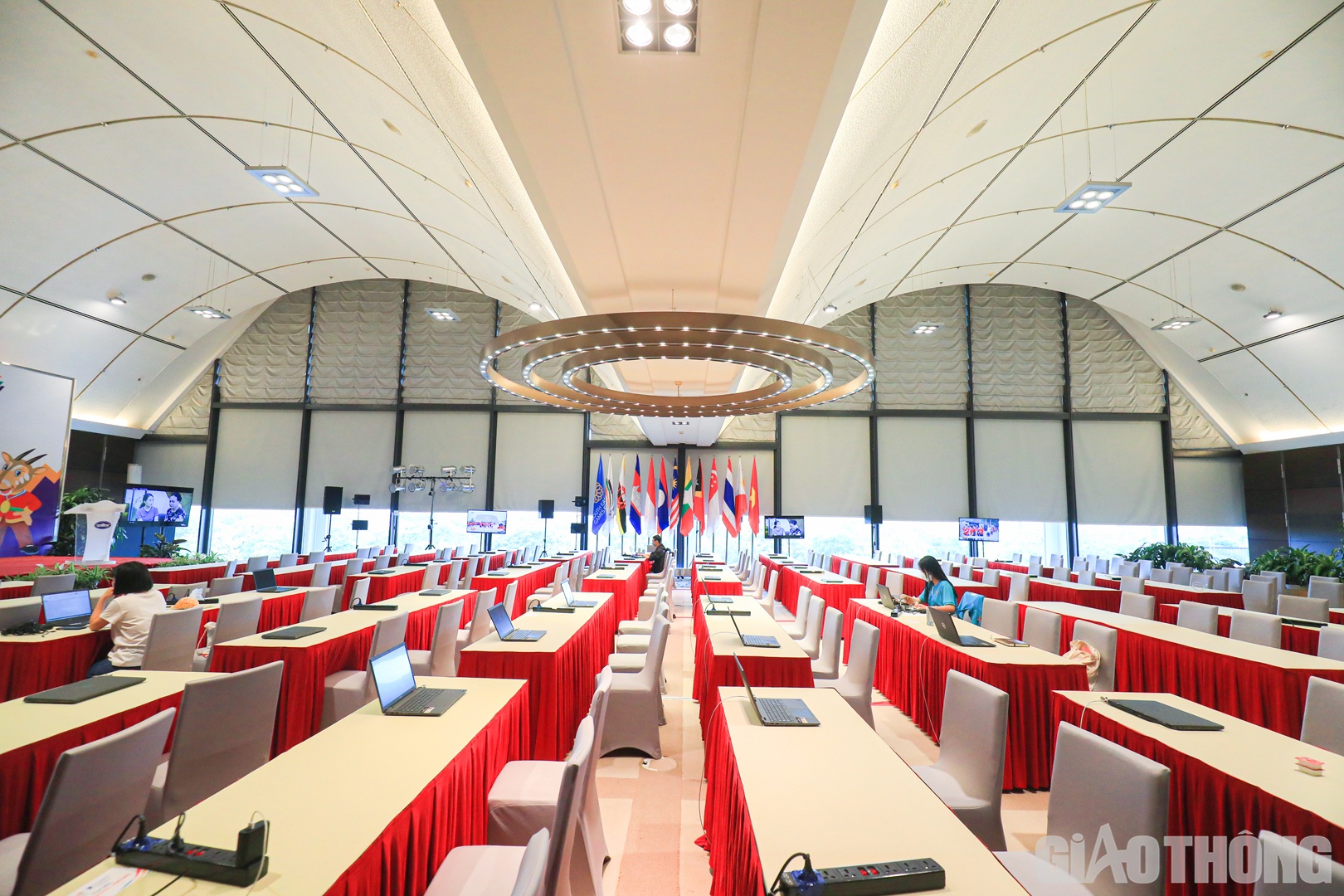 Theo ghi nhận của PV, h&ecirc;̣ th&ocirc;́ng đường truy&ecirc;̀n internet t&ocirc;́c đ&ocirc;̣ cao mi&ecirc;̃n phí được k&ecirc;́t n&ocirc;́i th&ocirc;ng qua 2 hình thức mạng LAN và Wifi tại đ&acirc;y đã được đưa vào hoạt đ&ocirc;̣ng.