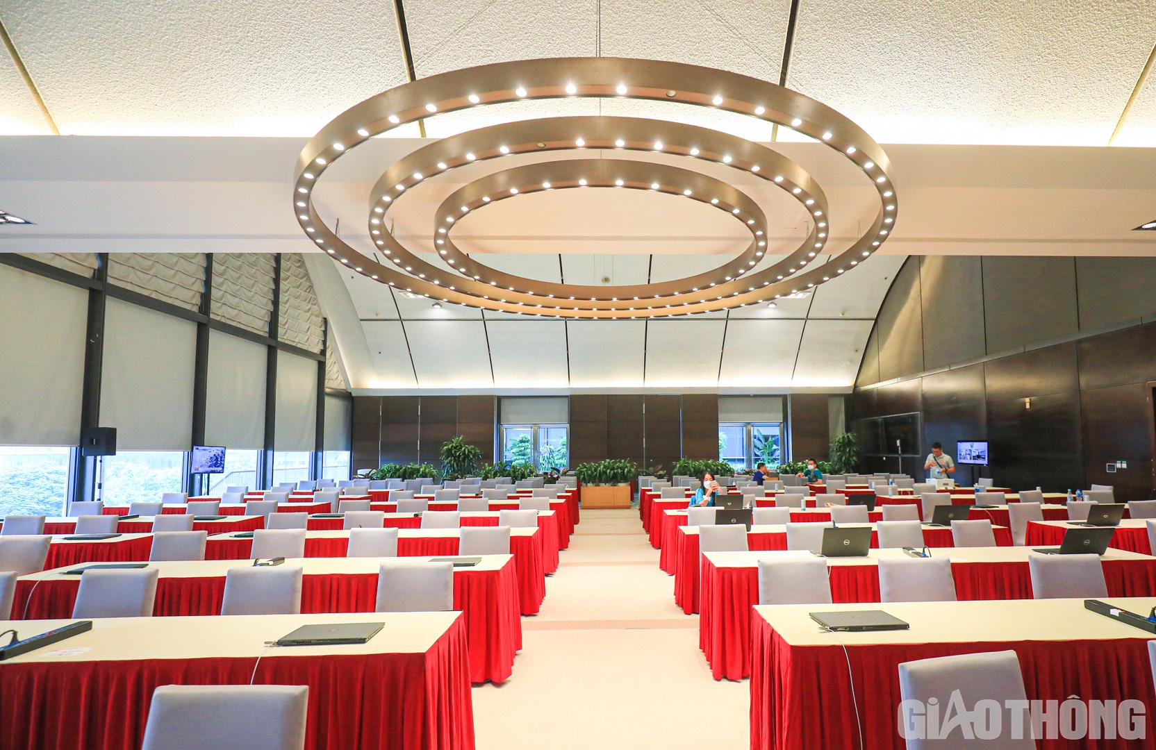 Ngoài ra, Trung t&acirc;m cũng b&ocirc;́ trí h&ecirc;̣ th&ocirc;́ng truy&ecirc;̀n hình s&ocirc;́, màn hình tivi cỡ lớn k&ecirc;́t n&ocirc;́i hi&ecirc;̣n trường, đáp ứng h&ecirc;̣ th&ocirc;́ng máy in, máy photocopy hi&ecirc;̣n đại.