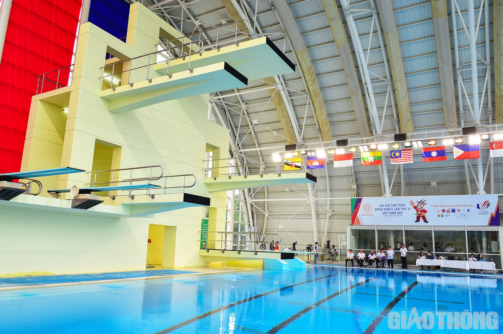 Chiều 8/5, tại Cung thể thao dưới nước Mỹ Đ&igrave;nh (quận Nam Từ Li&ecirc;m, H&agrave; Nội) đ&atilde; diễn ra 2 nội dung chung kết bộ m&ocirc;n nhảy cầu l&agrave;: Đ&ocirc;i nam cầu mềm 3m v&agrave; Đơn nữ cầu mềm 1m. Đ&acirc;y cũng l&agrave; m&ocirc;n thi đấu đầu ti&ecirc;n c&oacute; huy chương được trao trước khi diễn ra Lễ khai mạc SEA Games 31.