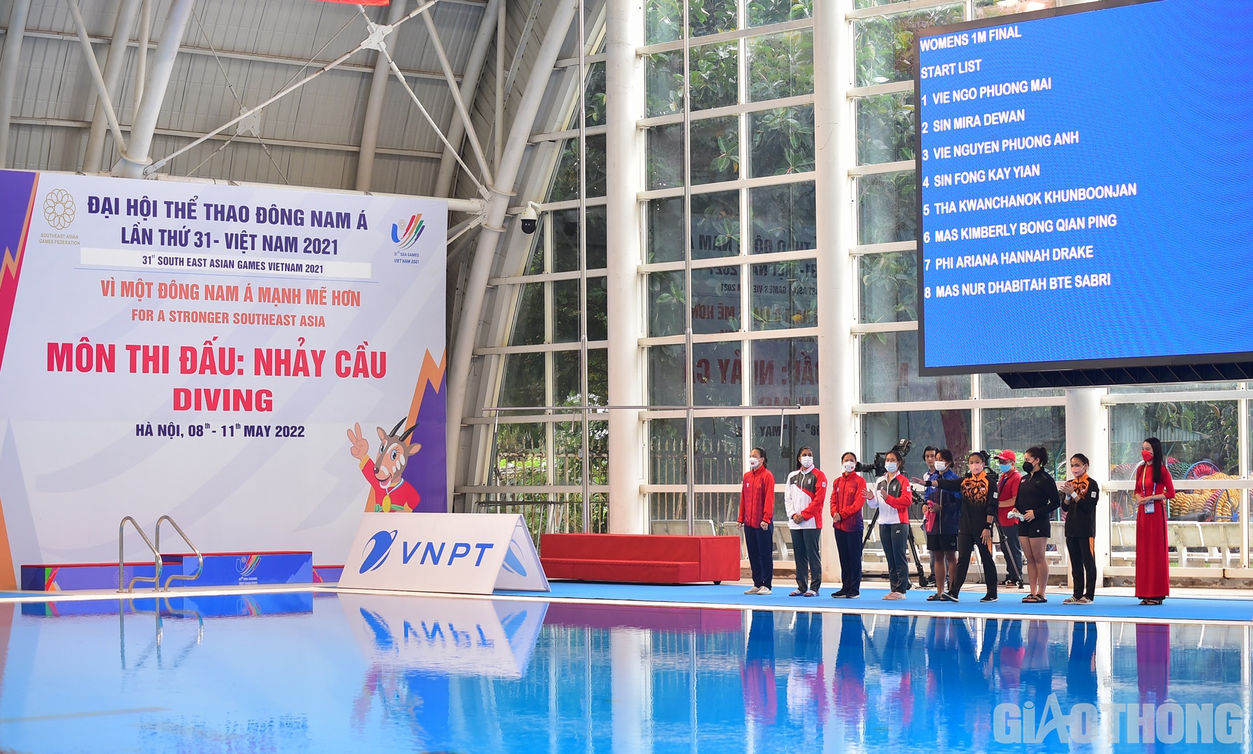 Ở nội dung chung kết cầu mềm 1m nữ c&oacute; sự g&oacute;p mặt của 8 VĐV, trong đ&oacute; g&oacute;p mặt 2 đại diện Việt Nam l&agrave; Ng&ocirc; Phương Mai v&agrave; Nguyễn Phương Anh.