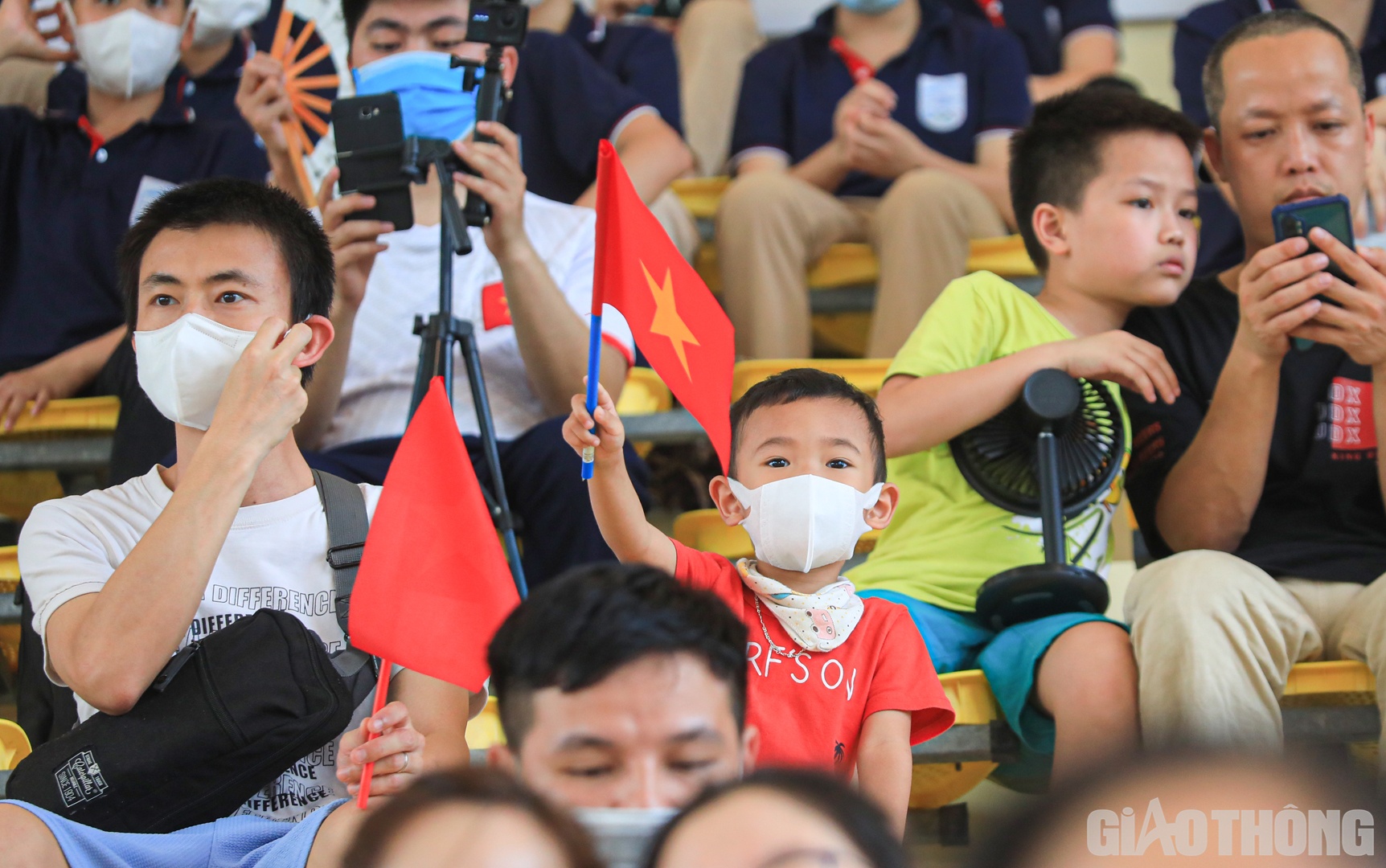 Rất đ&ocirc;ng người h&acirc;m mộ đ&atilde; đến cổ vũ cho c&aacute;c VĐV.