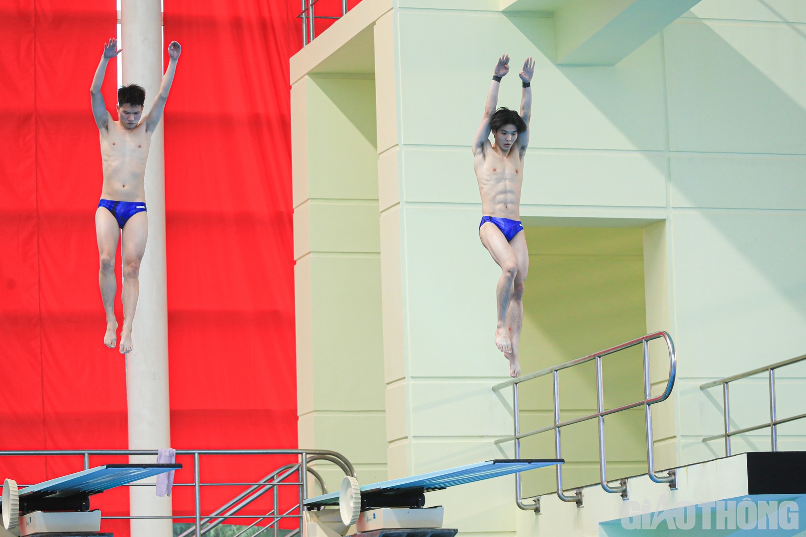 Hai VĐV của nước chủ nh&agrave; tập trung cao độ trước mỗi lượt nhảy.