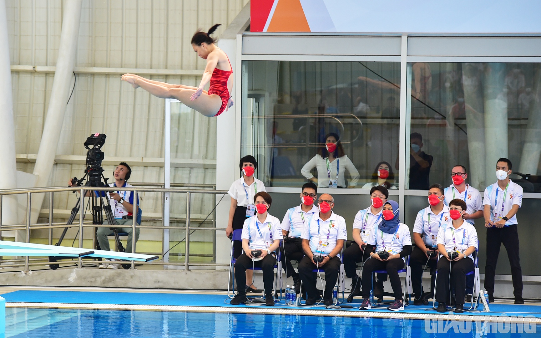 Mặc d&ugrave; vậy, lợi thế của đại diện Việt Nam kh&ocirc;ng duy tr&igrave; được l&acirc;u trước nh&agrave; v&ocirc; địch người Malaysia Nur Dhabitah Sabri.