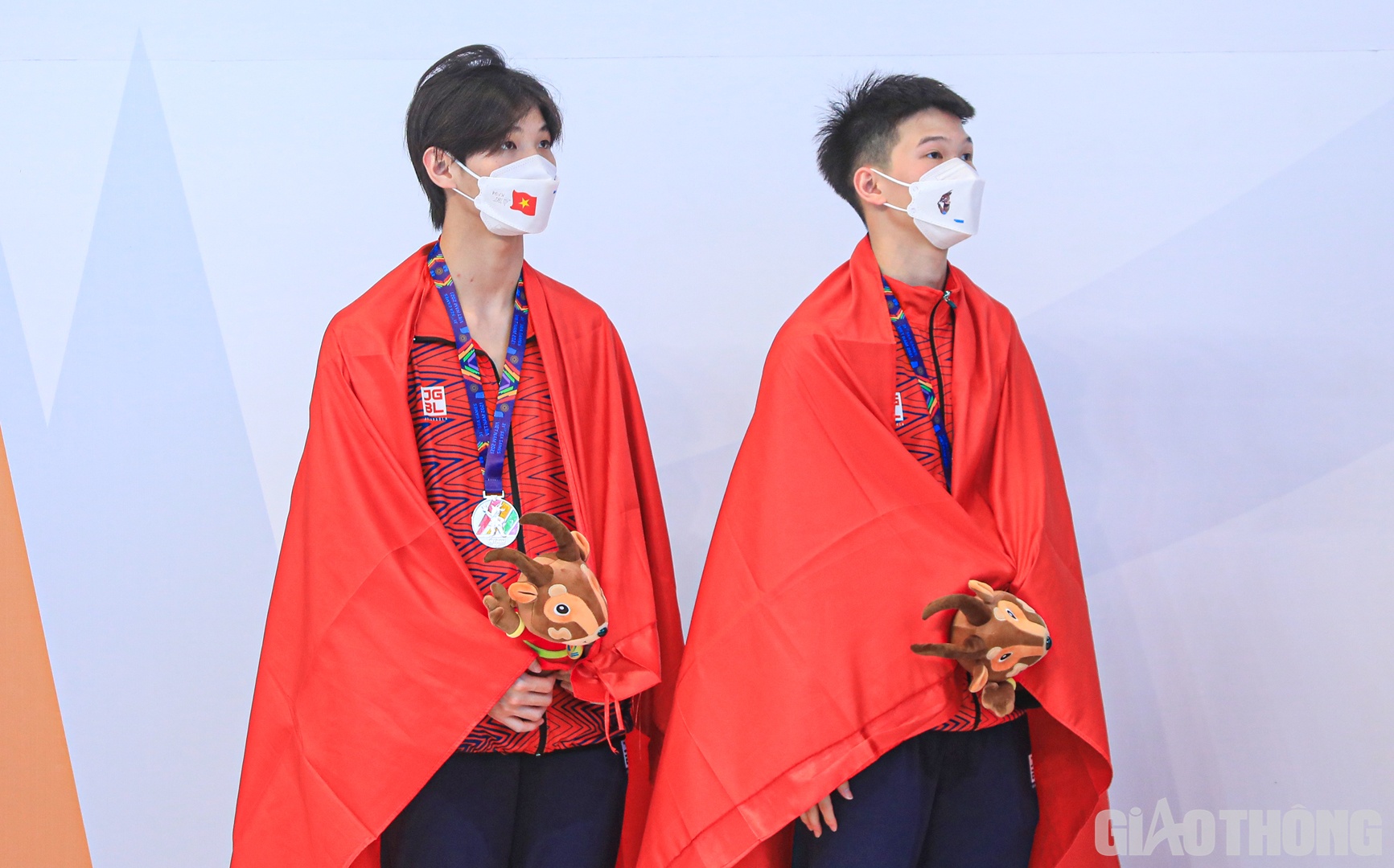 Hai nam VĐV Việt Nam tr&ecirc;n bục nhận huy chương.