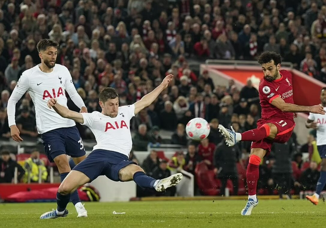 Ở trận đấu t&acirc;m điểm v&ograve;ng 37, Liverpool v&agrave; Tottenham h&ograve;a nhau 1-1. Trận h&ograve;a n&agrave;y khiến Liverpool c&oacute; nguy cơ bị Man City bứt l&ecirc;n trong cuộc đua tới ng&ocirc;i v&ocirc; địch khi HLV Pep Guardiola v&agrave; học tr&ograve; chỉ phải đối đầu Newcastle v&agrave;o đ&ecirc;m 8/5