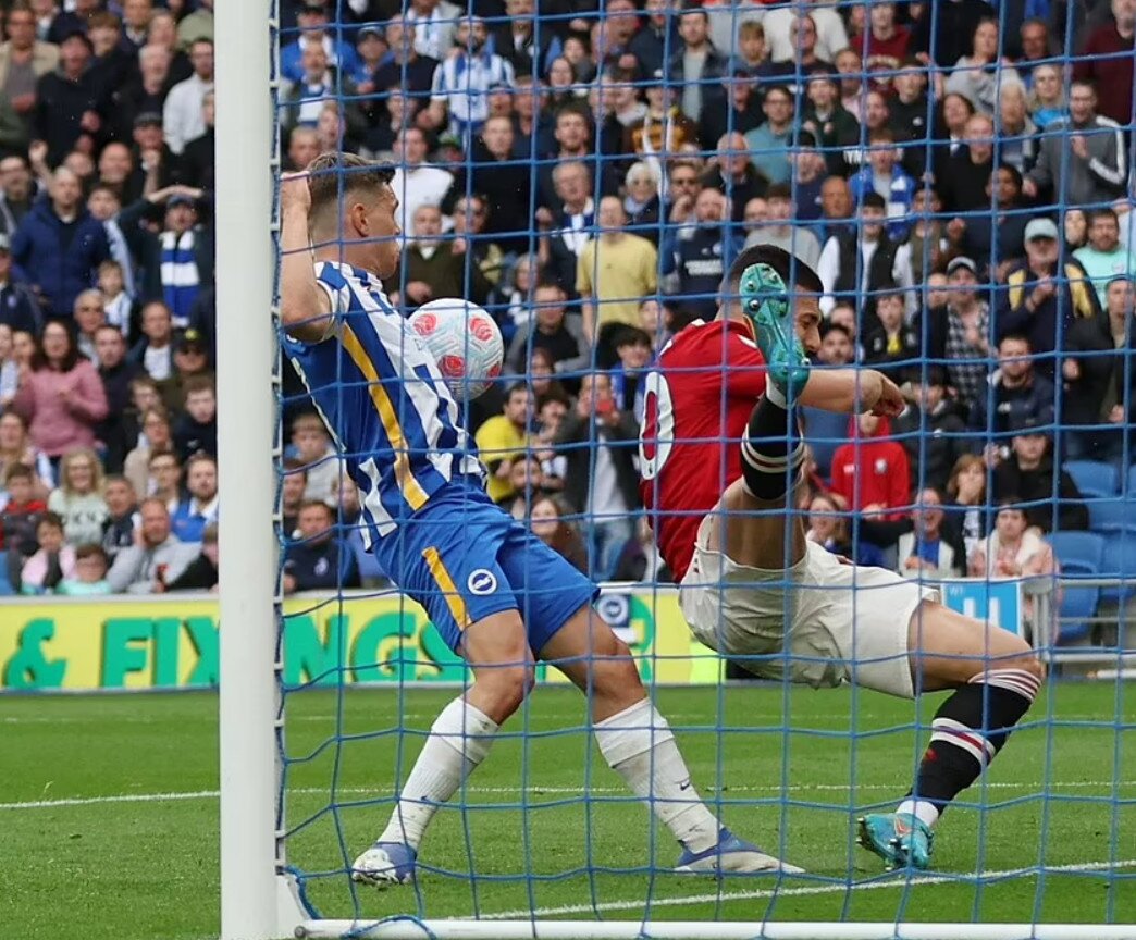 C&ocirc;ng c&ugrave;n, h&agrave;ng thủ Quỷ đỏ cũng chẳng kh&aacute; hơn l&agrave; bao khi li&ecirc;n tục để lộ những khoảng trống để đối thủ khai th&aacute;c