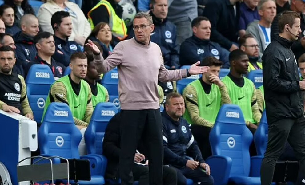 Sau trận, HLV Rangnick đ&atilde; l&ecirc;n tiếng xin lỗi người h&acirc;m mộ Quỷ đỏ. "Điều quan trọng l&agrave; phải xin lỗi những người ủng hộ của ch&uacute;ng t&ocirc;i. Họ đến từ Manchester v&agrave; ch&uacute;ng t&ocirc;i kh&ocirc;ng đủ tốt để phục vụ họ"