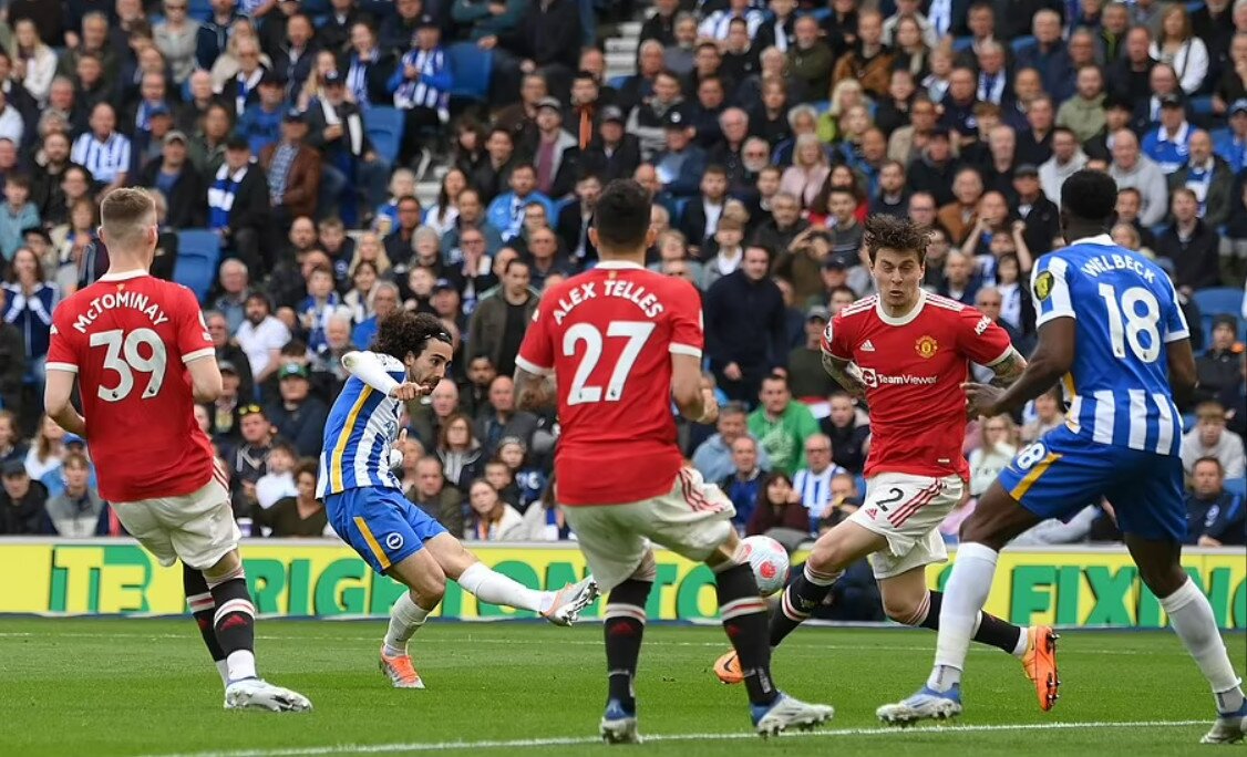 Trong khi đ&oacute;, b&ecirc;n kia chiến tuyến, c&aacute;c ch&acirc;n s&uacute;t Brighton lại tỏ ra cực kỳ sắc b&eacute;n