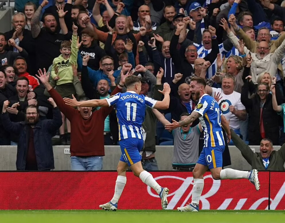 CĐV Brighton c&oacute; nằm mơ cũng kh&ocirc;ng thể thấy cảnh đội nh&agrave; v&ugrave;i dập &ocirc;ng lớn MU